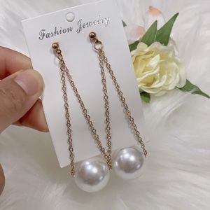 pearl earrings in gold tone